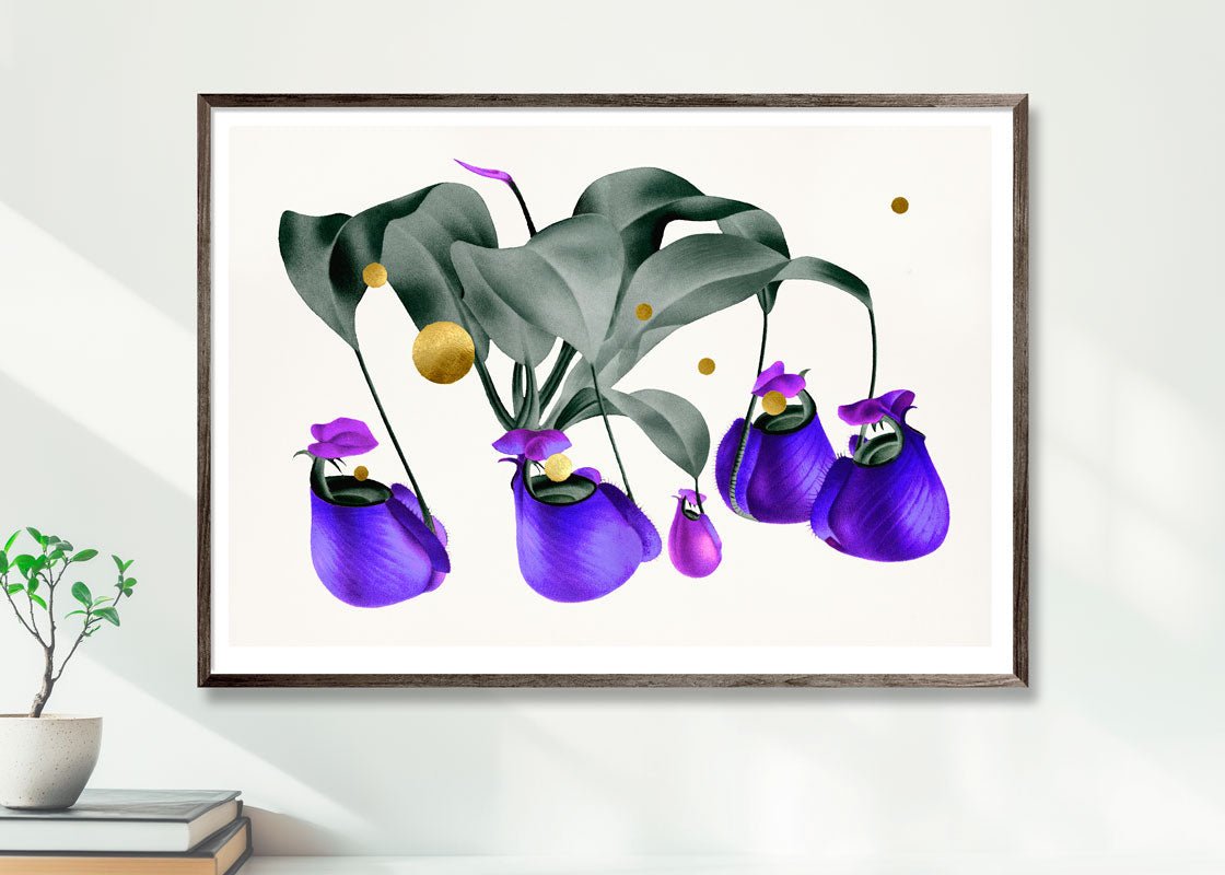 Gold Dots Purple Nepenthes – Giclée-print på Fabriano-papir, håndforædlet med 24K bladguld og lilla detaljer.