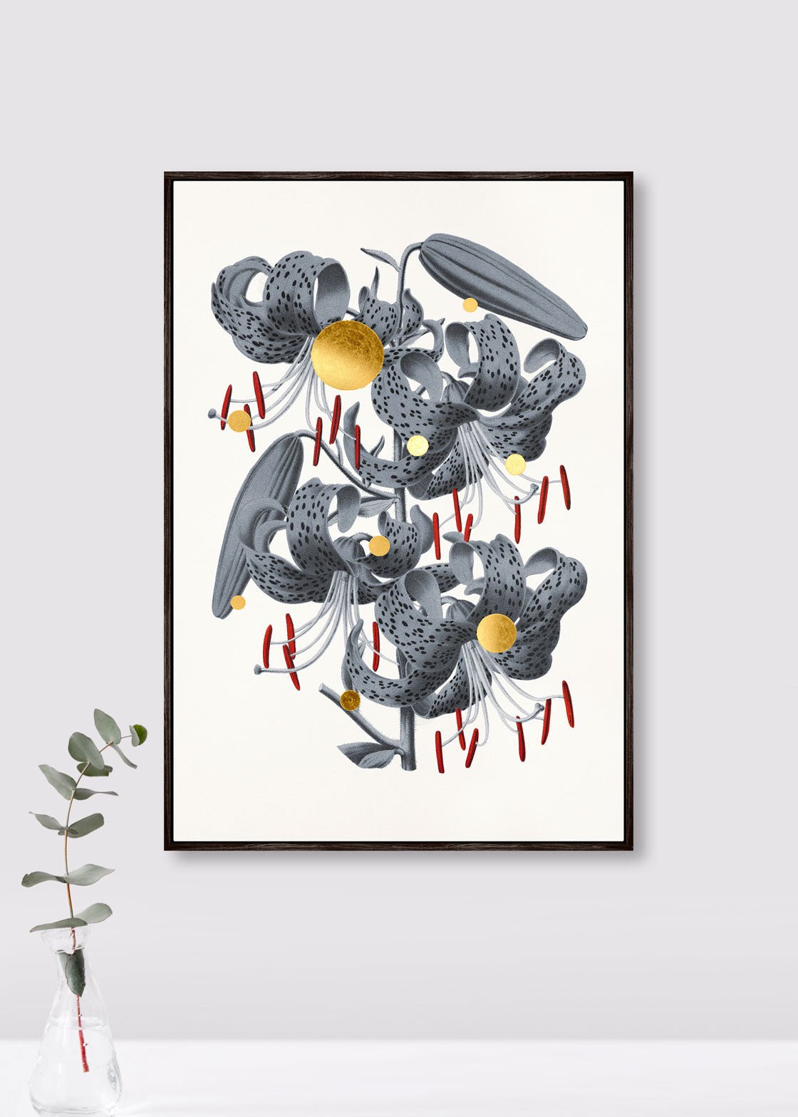 Gold Dots Tiger Lily – Kunsttryk på lærred, håndforædlet med 24K bladguld og indrammet i elegant svæveramme.